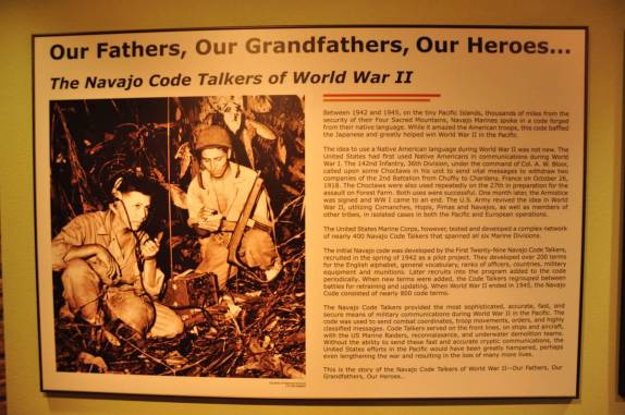 Participação dos navajos na 2a Guerra Mundial, em quadro exposto no Museu Navajo, no Monument Valley, no Arizona, nos Estados Unidos